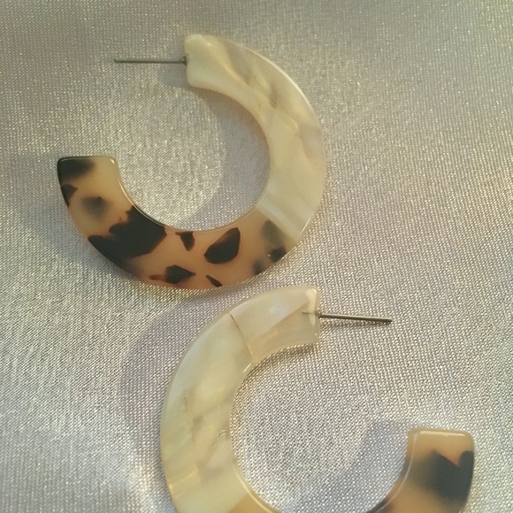 Ivory Leopard Acrylic Tortoise Shell Hoop Earrings - Picture 6 of 7